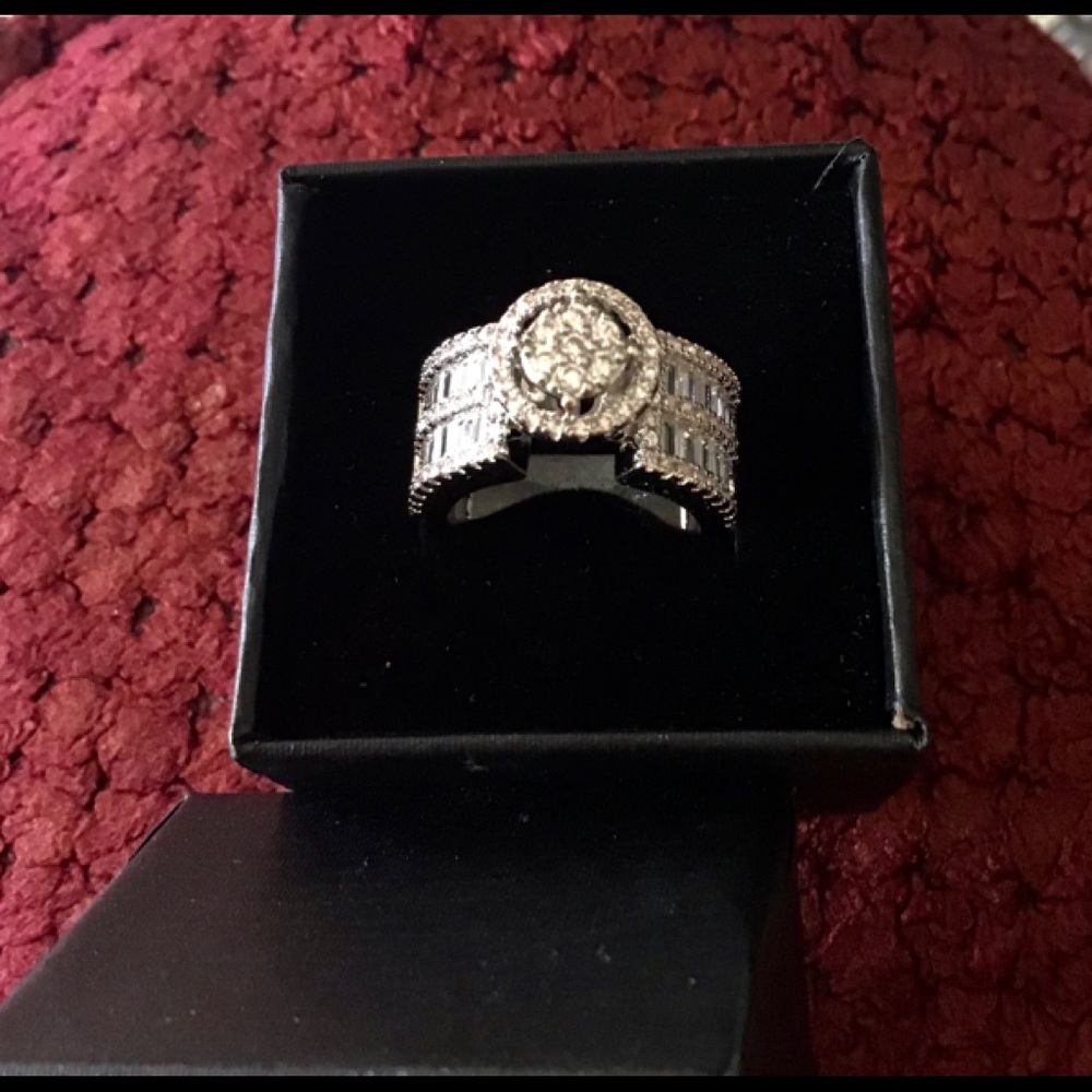Women’s 925 round engagement ring silver  Size 5.5  pretty details 💕💕